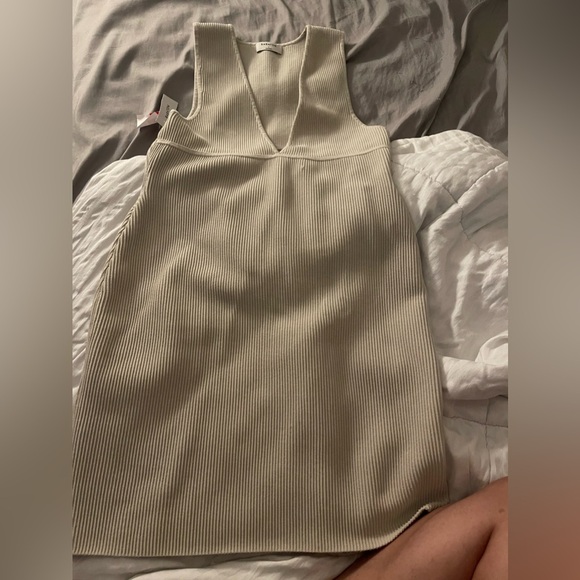 Aritzia babaton sculpt knit deep v - matte pearl size large - Picture 4 of 5